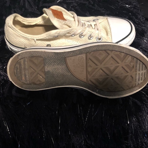 Women’s size 7 Converse - Picture 3 of 3